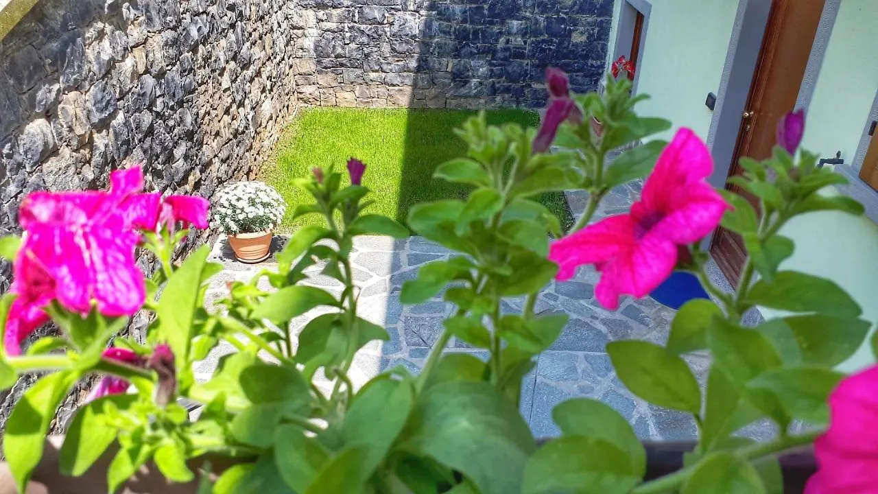 Apartament Le Viaggiatrici Riva di Solto 0*,  Włochy